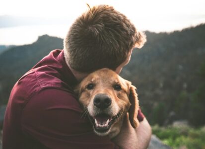 Un golden retriever et son maître